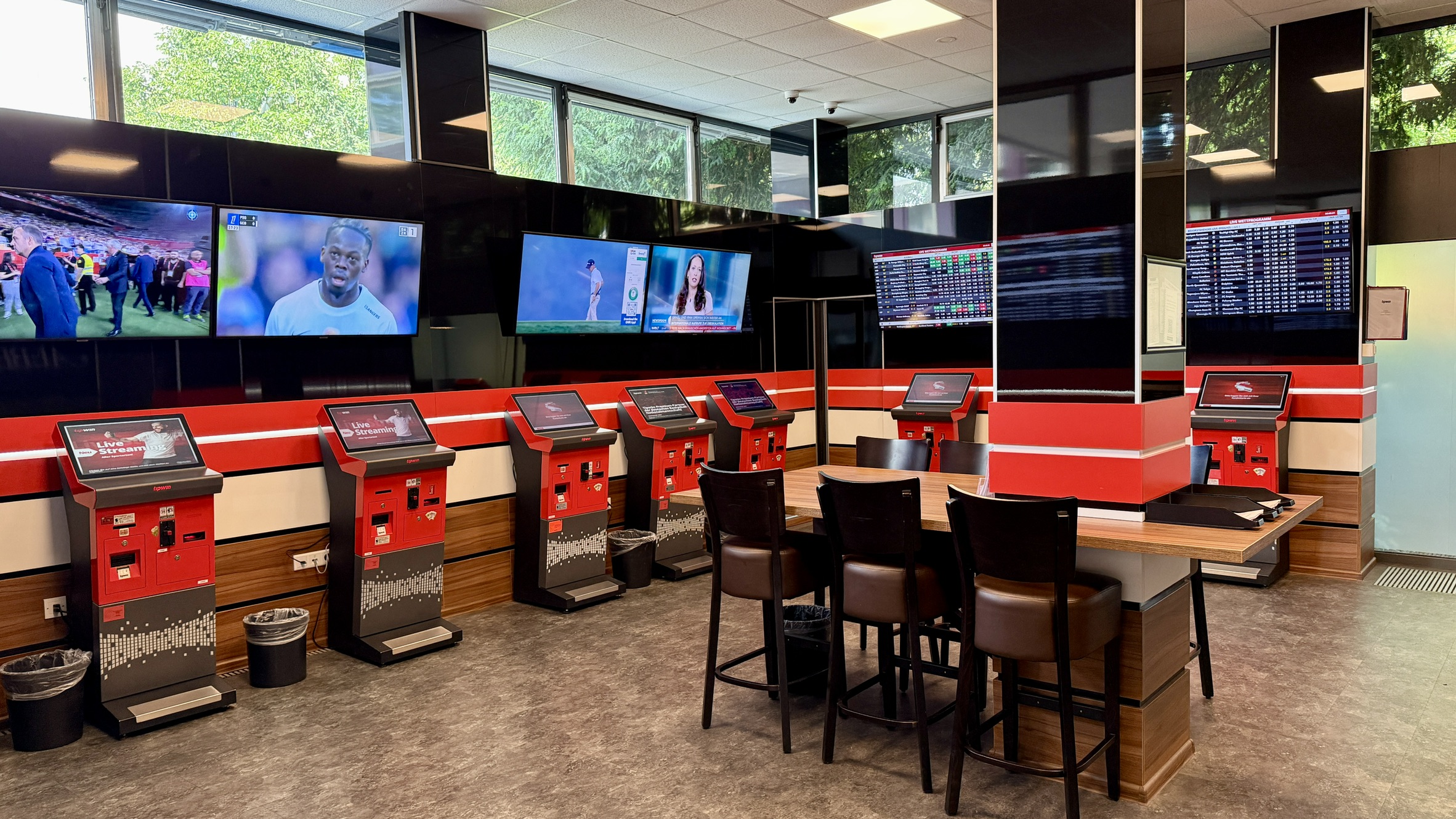 Tipwin Wettannahmestelle Innenraum mit Wettterminals